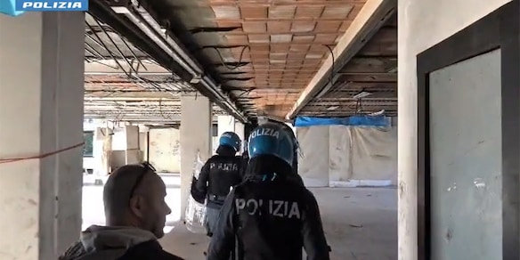 Sequestrata e violentata per 3 giorni, fermate 5 persone