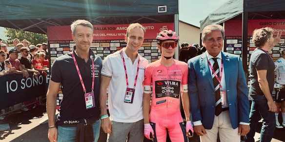 Giro: a Gemona omaggio della carovana rosa a caduti del sisma