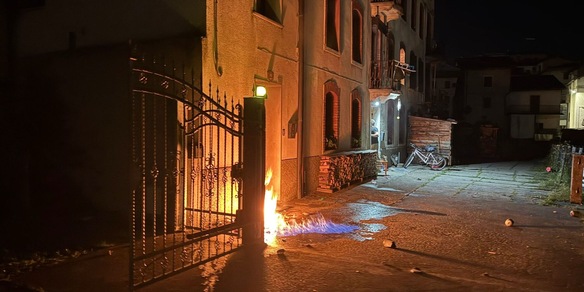 Bottiglie incendiarie contro abitazione di un cronista nel Vicentino