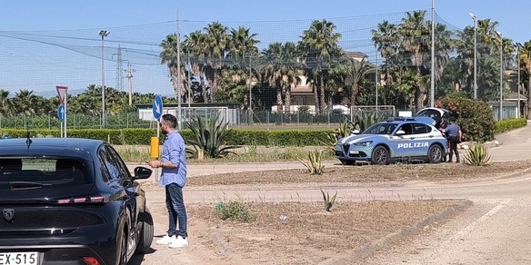 Fuggono a posto di blocco e si schiantano, muore 16enne