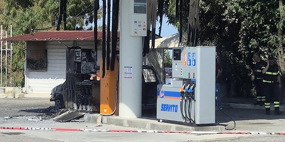 Braccianti uccisi in Calabria, autori bloccato portiere auto e bruciati vivi