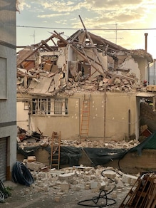 Una palazzina crolla dopo un'esplosione nel Fermano, un ragazzo estratto vivo
