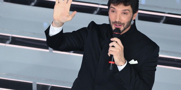 De Martino annuncia le date di Sanremo 2027, dal 16 al 20 febbraio