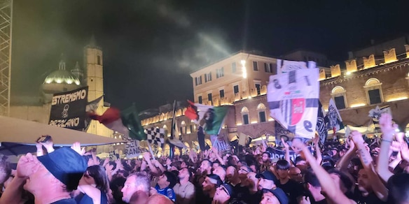 Calcio: Ascoli, 15mila in piazza nella notte per festeggiare la promozione in B