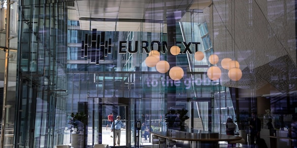 Borsa: Milano in rialzo con la spinta del risiko bancario, in luce Stm