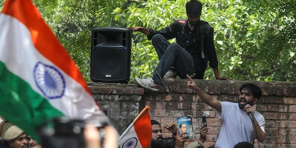 India, Partito delle blatte torna in piazza per dimissioni ministro