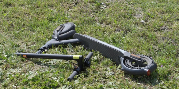 Monopattino contro auto a Milano, morto passeggero di 19 anni