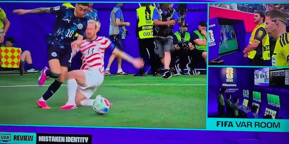 Intervento storico del Var in Usa-Paraguay ai Mondiali: l'arbitro ha preso una decisione mai vista