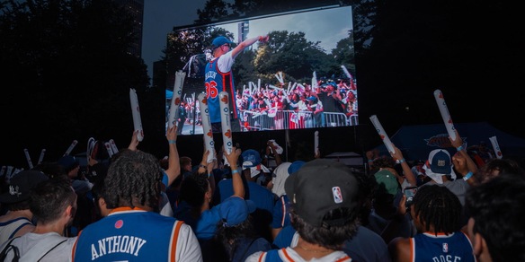 Mondiali: i colori del Brasile invadono New York, ma a ruba sono le t-shirt dei Knicks