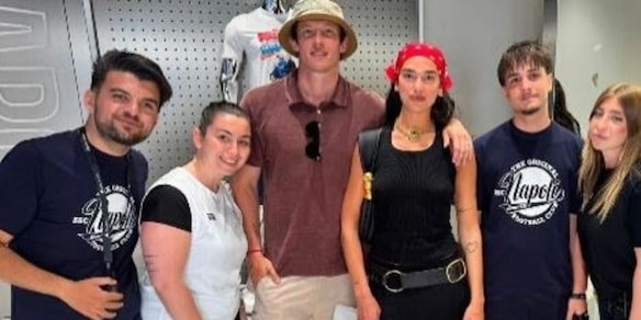 Dua Lipa e Callum Turner a Napoli: shopping nello store del club per i neosposi