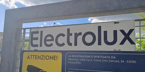 Fonti, Electrolux sospende il piano licenziamenti e le chiusure per 50 giorni