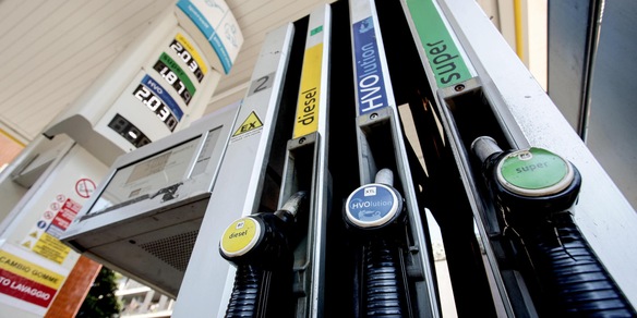Scendono i prezzi dei carburanti, benzina a 1,881 euro al litro