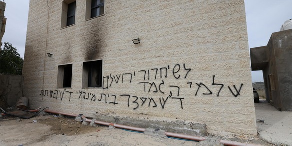 Media, coloni israeliani danno fuoco a due moschee a nord di Ramallah