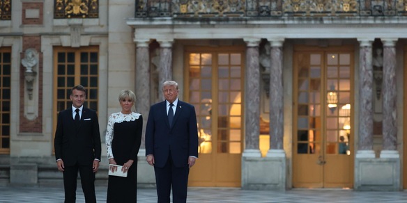 Asparagi, pollame, formaggi e torta al cioccolato nel menu di Trump a Versailles