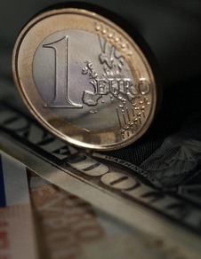 L'euro è in calo, a 1,1367 dollari
