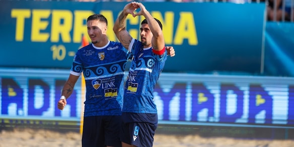 Lignano, 22 anni sulla sabbia: il beach soccer riparte dallo spettacolo