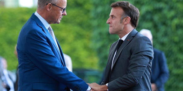 Macron, 'aumentate spese su difesa, europei e americani più vicini'