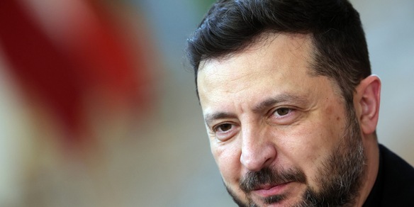 Zelensky, colpite due raffinerie in Russia a 1500 chilometri