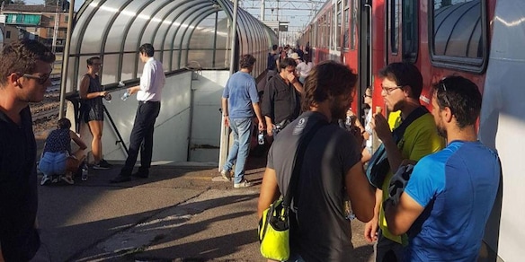 Treno bloccato a Milano per ore con 200 a bordo senza aria condizionata