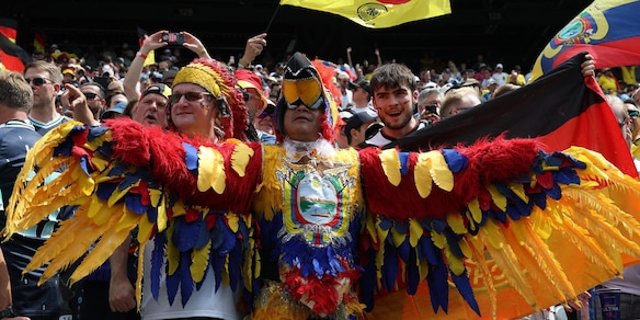 Mondiali: canti e tamburi, show dei tifosi di Ecuador e Germania a Times Square