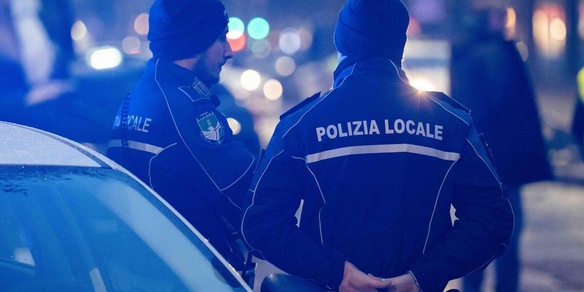 Ubriaco investe a Milano un motociclista e un pedone e scappa, arrestato