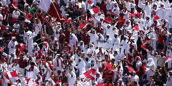 Mondiali, l'inchiesta shock: "Il Qatar ha pagato migliaia di tifosi per riempire gli spalti"