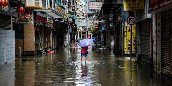 Giappone, allerta per due tifoni: evacuazioni in 13 prefetture