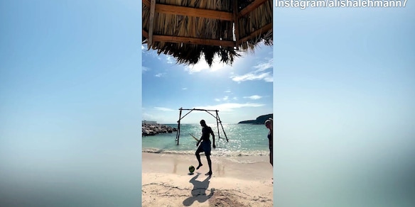 Alisha Lehmann e McKenzie, magie in spiaggia