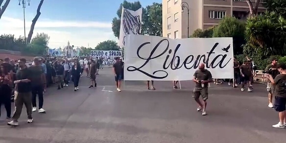 I tifosi della Lazio sfilano contro Lotito