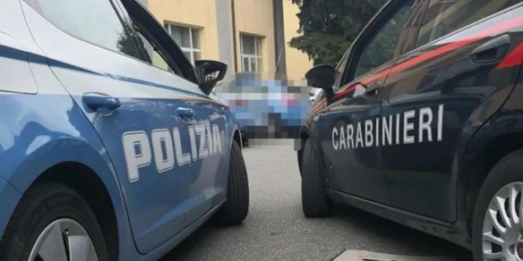 Morto l'uomo accoltellato in spiaggia a Savona, si cerca l'omicida