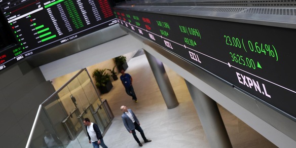Borsa: l'Europa riduce il calo, future Usa in rosso, Milano -0,85%