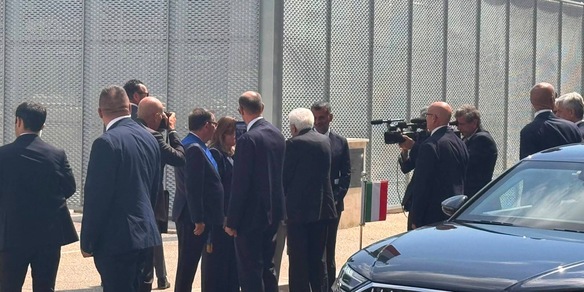 Mattarella ad Andria per decennale strage ferroviaria, applausi e strette di mano