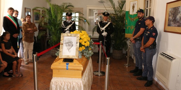 Addio a Peppino di Capri, il feretro accolto dagli applausi nella camera ardente