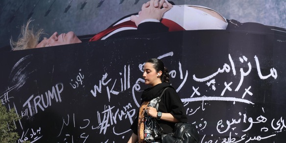 Il presidente Usa in una bara, svelato un nuovo murale a Teheran