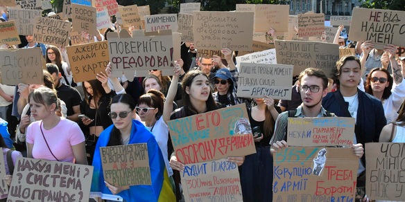 Migliaia in piazza a Kiev contro la rimozione del ministro della Difesa
