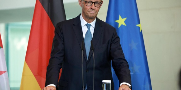 Merz scarica capogruppo Cdu diventato padre con maternità surrogata, Spahn si dimette