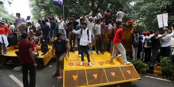 Migliaia di persone protestano nel centro di Nuova Delhi