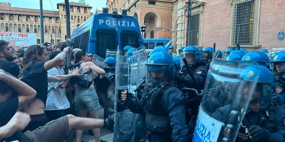 Lancio di bomba carta da manifestanti e carica della Polizia a Bologna