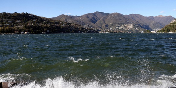 A Como bimba di 10 anni scompare nelle acque del lago