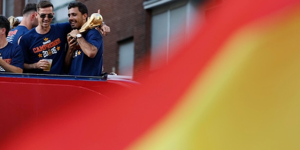 'Viva il re' e il cappello stile Maga, la festa Spagna divide