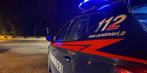 Investe con l'auto una coppia e poi accoltella a morte ragazzo