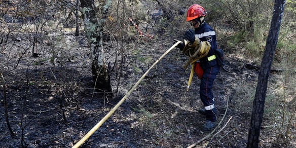Centinaia di persone fuggono in barca dall'incendio a Cap Ferret