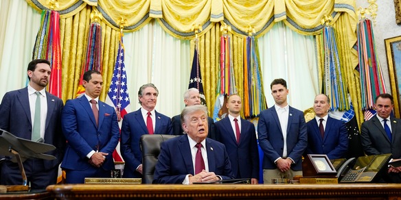 Trump, 'parliamo con l'Iran più seriamente, non ho fretta di chiudere'