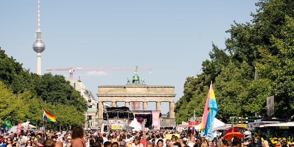 Media, 'veicolo contro la folla a Berlino a margine del Gay Pride, feriti'