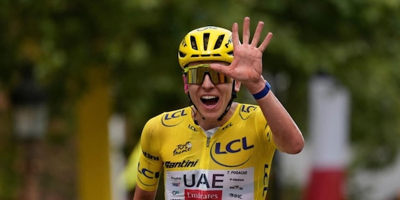 Pogacar da leggenda: quinto trionfo al Tour de France, ma l'ultima tappa è di Van der Poel