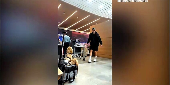 Gimenez, quante risate in aeroporto