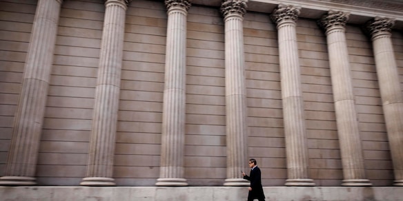 Borsa: l'Europa apre poco mossa, Londra +0,46%
