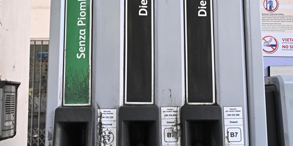 Mimit, prezzo medio self benzina a 1,989 euro al litro, gasolio a 2,066