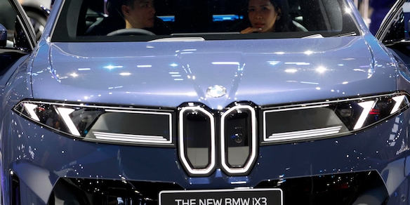 Gli utili della Bmw crollano di oltre un terzo a 1,2 miliardi
