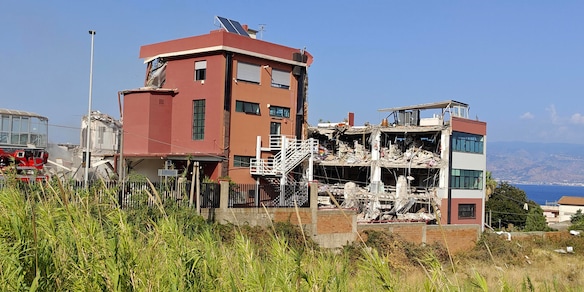 Sei i dispersi nel crollo dell'edificio a Messina